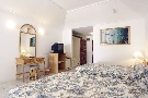 Maledivy - Ari Atol - Ostrov Holiday Island Resort****